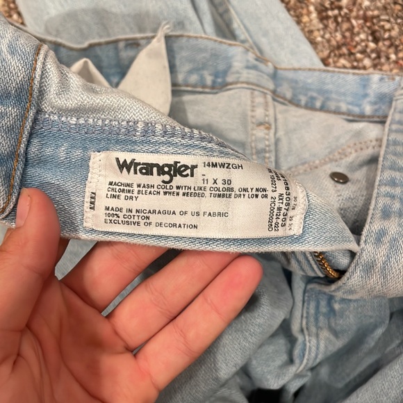 Cowboy cut womens wranglers - Picture 2 of 2